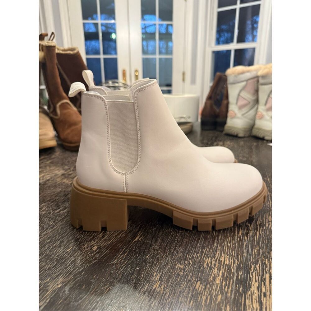 Sleve Madden Howler White Leather Lug Sole Booties Sz 9 NWOT